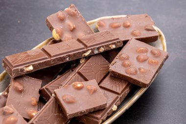 Dondurmalı çikolatalı kek ve Dark Light çikolatalı kek, ahşap arka planda ev yapımı lezzetli çikolatalı kek.