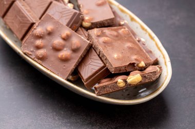 Dondurmalı çikolatalı kek ve Dark Light çikolatalı kek, ahşap arka planda ev yapımı lezzetli çikolatalı kek.