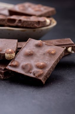 Dondurmalı çikolatalı kek ve Dark Light çikolatalı kek, ahşap arka planda ev yapımı lezzetli çikolatalı kek.