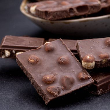 Dondurmalı çikolatalı kek ve Dark Light çikolatalı kek, ahşap arka planda ev yapımı lezzetli çikolatalı kek.