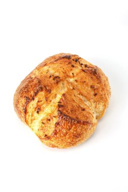 Beyaz arka planda izole edilmiş bir somun ekmek. Ekmeğin tamamı. Beyaz arka planda izole edilmiş çıtır ekmek rulosu.