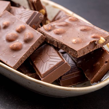 Dondurmalı çikolatalı kek ve Dark Light çikolatalı kek, ahşap arka planda ev yapımı lezzetli çikolatalı kek.