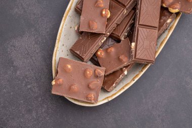 Dondurmalı çikolatalı kek ve Dark Light çikolatalı kek, ahşap arka planda ev yapımı lezzetli çikolatalı kek.