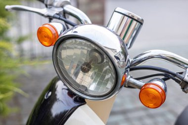 Yolculukta hız göstergesi olan bir motorsiklet. İtalya 'ya motosiklet gezisi.