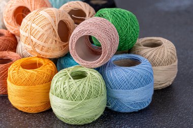 Örgü, örgü, şiş ve makas için çok renkli iplik. Ev depolama konsepti ve hobi. Raffia organik, ekolojik, ahşap fiber. Örgü örmesi kolaydır..