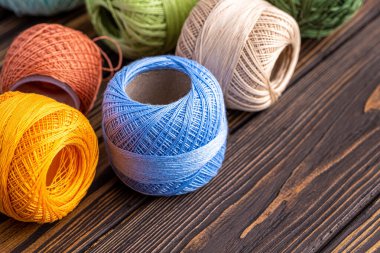 Örgü, örgü, şiş ve makas için çok renkli iplik. Ev depolama konsepti ve hobi. Raffia organik, ekolojik, ahşap fiber. Örgü örmesi kolaydır..