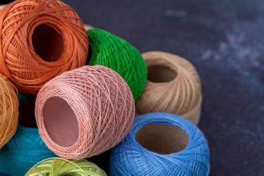 Örgü, örgü, şiş ve makas için çok renkli iplik. Ev depolama konsepti ve hobi. Raffia organik, ekolojik, ahşap fiber. Örgü örmesi kolaydır..