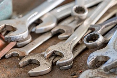 Her erkeğin garajındaki farklı araçların ve parçaların yakın çekim fotoğrafları. Otomatik kontrol ve araba servisi konsepti. Farklı araçlar, özellikle anahtarlar..