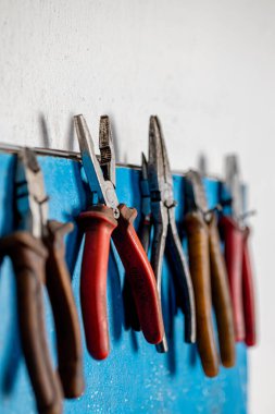 Her erkeğin garajındaki farklı araçların ve parçaların yakın çekim fotoğrafları. Otomatik kontrol ve araba servisi konsepti. Farklı araçlar, özellikle anahtarlar..