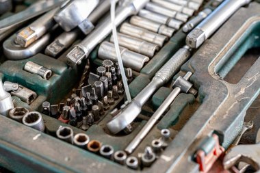 Her erkeğin garajındaki farklı araçların ve parçaların yakın çekim fotoğrafları. Otomatik kontrol ve araba servisi konsepti. Farklı araçlar, özellikle anahtarlar..