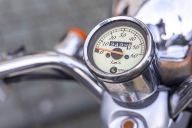 Yolculukta hız göstergesi olan bir motorsiklet. İtalya 'ya motosiklet gezisi.