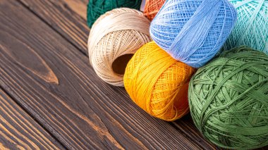 Örgü, örgü, şiş ve makas için çok renkli iplik. Ev depolama konsepti ve hobi. Raffia organik, ekolojik, ahşap fiber. Örgü örmesi kolaydır..