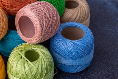 Örgü, örgü, şiş ve makas için çok renkli iplik. Ev depolama konsepti ve hobi. Raffia organik, ekolojik, ahşap fiber. Örgü örmesi kolaydır..