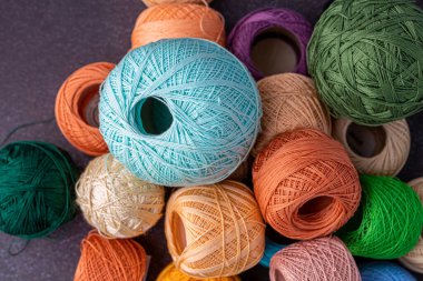 Örgü, örgü, şiş ve makas için çok renkli iplik. Ev depolama konsepti ve hobi. Raffia organik, ekolojik, ahşap fiber. Örgü örmesi kolaydır..