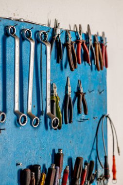 Her erkeğin garajındaki farklı araçların ve parçaların yakın çekim fotoğrafları. Otomatik kontrol ve araba servisi konsepti. Farklı araçlar, özellikle anahtarlar..