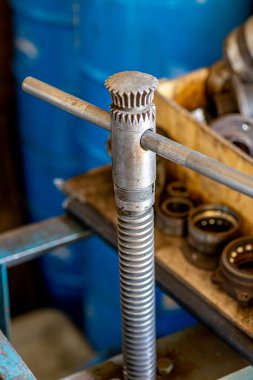 Her erkeğin garajındaki farklı araçların ve parçaların yakın çekim fotoğrafları. Otomatik kontrol ve araba servisi konsepti. Farklı araçlar, özellikle anahtarlar..