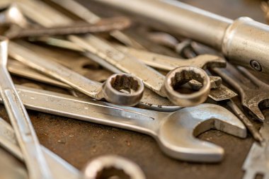 Her erkeğin garajındaki farklı araçların ve parçaların yakın çekim fotoğrafları. Otomatik kontrol ve araba servisi konsepti. Farklı araçlar, özellikle anahtarlar..