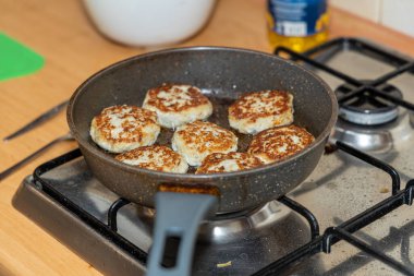 Et köftesi ya da pirzola şeklinde köfte kızartma tavasında yağda kızartılıyor. Yaklaş. Pirzolaların versiyonu - kotlety.