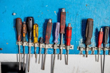 Her erkeğin garajındaki farklı araçların ve parçaların yakın çekim fotoğrafları. Otomatik kontrol ve araba servisi konsepti. Farklı araçlar, özellikle anahtarlar..