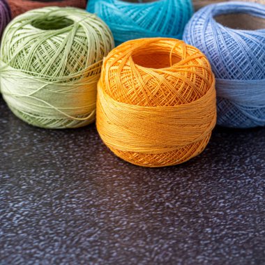 Örgü, örgü, şiş ve makas için çok renkli iplik. Ev depolama konsepti ve hobi. Raffia organik, ekolojik, ahşap fiber. Örgü örmesi kolaydır..