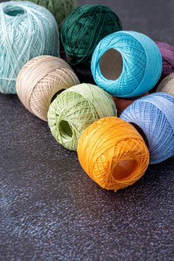 Örgü, örgü, şiş ve makas için çok renkli iplik. Ev depolama konsepti ve hobi. Raffia organik, ekolojik, ahşap fiber. Örgü örmesi kolaydır..