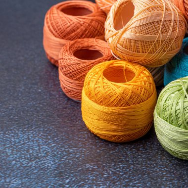 Örgü, örgü, şiş ve makas için çok renkli iplik. Ev depolama konsepti ve hobi. Raffia organik, ekolojik, ahşap fiber. Örgü örmesi kolaydır..