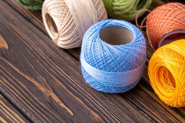 Örgü, örgü, şiş ve makas için çok renkli iplik. Ev depolama konsepti ve hobi. Raffia organik, ekolojik, ahşap fiber. Örgü örmesi kolaydır..