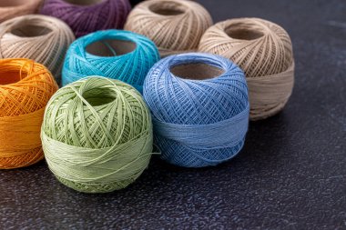 Örgü, örgü, şiş ve makas için çok renkli iplik. Ev depolama konsepti ve hobi. Raffia organik, ekolojik, ahşap fiber. Örgü örmesi kolaydır..