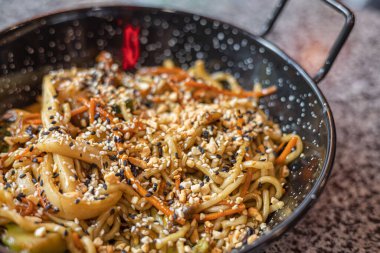 Deniz ürünleri makarnası. Bir tabak midyeli, karidesli, midyeli, midyeli ve kalamarlı tagliolini. Tipik Katalan yemeği erişte ve deniz ürünlerinden yapılır.