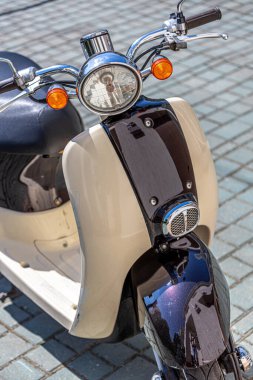 Yolculukta hız göstergesi olan bir motorsiklet. İtalya 'ya motosiklet gezisi.