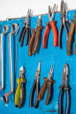 Her erkeğin garajındaki farklı araçların ve parçaların yakın çekim fotoğrafları. Otomatik kontrol ve araba servisi konsepti. Farklı araçlar, özellikle anahtarlar..