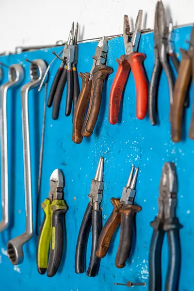 Her erkeğin garajındaki farklı araçların ve parçaların yakın çekim fotoğrafları. Otomatik kontrol ve araba servisi konsepti. Farklı araçlar, özellikle anahtarlar..