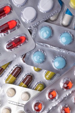 Çeşitli ilaçlar ve uyuşturucular. Tıp ve sağlık konsepti. İlaç ve uyuşturucunun çeşitliliği. Tıp ve sağlık konsepti. Reçete ve tedavi için çeşitli hastalıklar, kimya