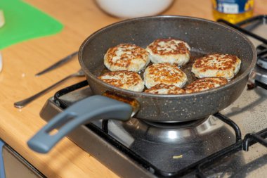 Et köftesi ya da pirzola şeklinde köfte kızartma tavasında yağda kızartılıyor. Yaklaş. Pirzolaların versiyonu - kotlety.