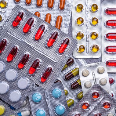 Çeşitli ilaçlar ve uyuşturucular. Tıp ve sağlık konsepti. İlaç ve uyuşturucunun çeşitliliği. Tıp ve sağlık konsepti. Reçete ve tedavi için çeşitli hastalıklar, kimya