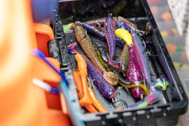 Balıkçılık takımları ve balık avlama yemi kutuda. Klasik Renkli Balık yemi, Güzel Arkaplan dijital görüntüsü. Gün batımında gölde balık avı. Arka planda balık avlamak. Bası döndürmek için balık tutmak.