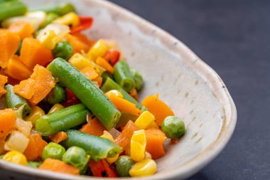 Meksika sebze karışımı. Domates, yeşil fasulye, bezelye, mısır. Diyet yemek. Parlak sebze karışımı. Vejetaryen yemekleri..