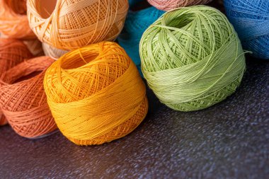 Örgü, örgü, şiş ve makas için çok renkli iplik. Ev depolama konsepti ve hobi. Raffia organik, ekolojik, ahşap fiber. Örgü örmesi kolaydır..