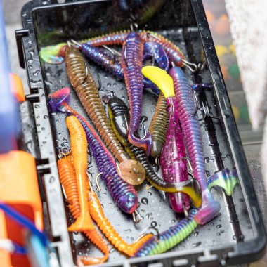 Balıkçılık takımları ve balık avlama yemi kutuda. Klasik Renkli Balık yemi, Güzel Arkaplan dijital görüntüsü. Gün batımında gölde balık avı. Arka planda balık avlamak. Bası döndürmek için balık tutmak.