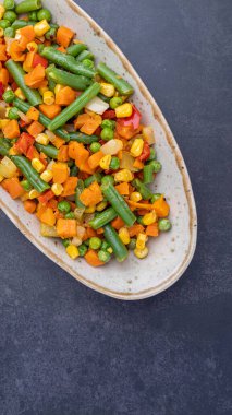 Meksika sebze karışımı. Domates, yeşil fasulye, bezelye, mısır. Diyet yemek. Parlak sebze karışımı. Vejetaryen yemekleri..