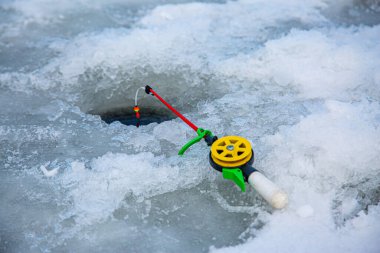 Nehirde kış buzlu balıkçılık. Kış balıkçılık.