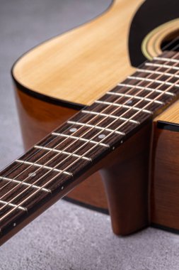 Klasik gitar, yakın çekim. Ahşap arka planda akustik gitar. Müzik aleti konsepti.