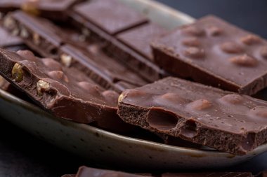 Dondurmalı çikolatalı kek ve Dark Light çikolatalı kek, ahşap arka planda ev yapımı lezzetli çikolatalı kek.