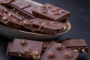 Dondurmalı çikolatalı kek ve Dark Light çikolatalı kek, ahşap arka planda ev yapımı lezzetli çikolatalı kek.