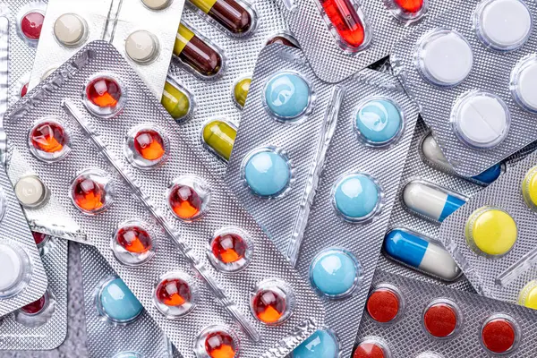 Çeşitli ilaçlar ve uyuşturucular. Tıp ve sağlık konsepti. İlaç ve uyuşturucunun çeşitliliği. Tıp ve sağlık konsepti. Reçete ve tedavi için çeşitli hastalıklar, kimya