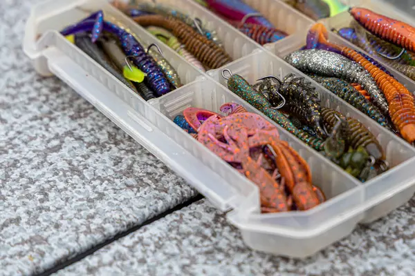 Balıkçılık takımları ve balık avlama yemi kutuda. Klasik Renkli Balık yemi, Güzel Arkaplan dijital görüntüsü. Gün batımında gölde balık avı. Balıklama arkaplanı