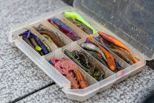 Balıkçılık takımları ve balık avlama yemi kutuda. Klasik Renkli Balık yemi, Güzel Arkaplan dijital görüntüsü. Gün batımında gölde balık avı. Balıklama arkaplanı