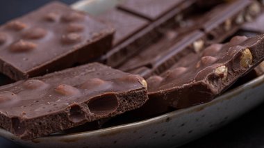 Dondurmalı çikolatalı kek ve Dark Light çikolatalı kek, ahşap arka planda ev yapımı lezzetli çikolatalı kek.