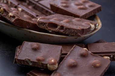 Dondurmalı çikolatalı kek ve Dark Light çikolatalı kek, ahşap arka planda ev yapımı lezzetli çikolatalı kek.