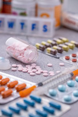 Çeşitli ilaçlar ve uyuşturucular. Tıp ve sağlık konsepti. İlaç ve uyuşturucunun çeşitliliği. Tıp ve sağlık konsepti. Reçete ve tedavi için çeşitli hastalıklar, kimya